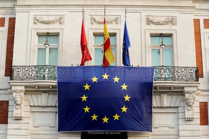 Archivo - La fachada de la Real Casa de Correos luce desde este jueves la bandera de la Unión Europea