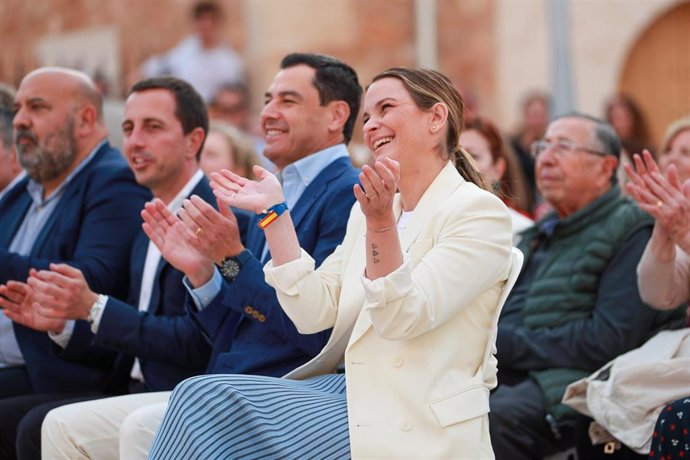La presidenta del PP de Baleares y candidata del PP a la Presidencia del Govern, Marga Prohens (d), y el presidente de la Junta de Andalucía, Juanma Moreno (2d), durante un acto del PP