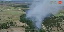 Bomberos trabajan en la extinción de un incendio de matorral en Talamanca de Jarama
