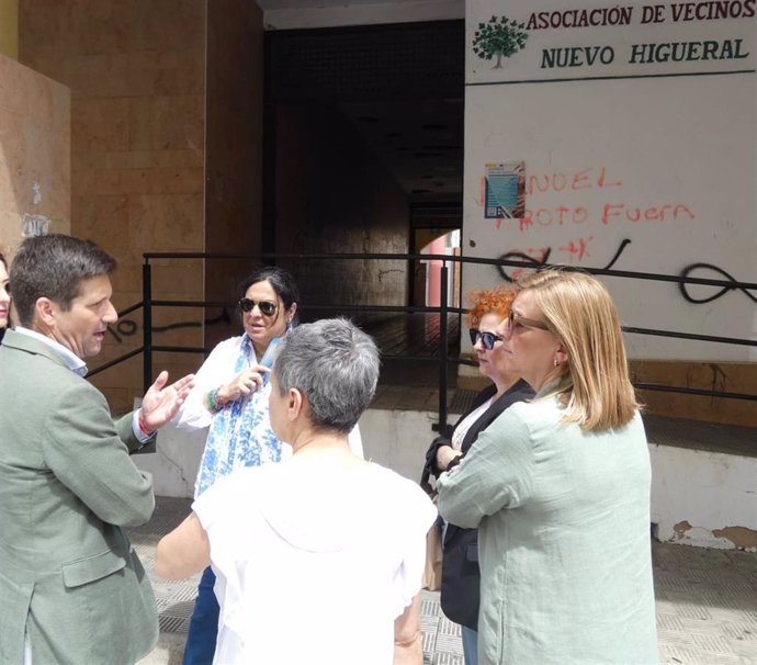 El candidato de Ciudadanos a la Alcaldía de Huelva, Guillermo García de Longoria, durante un encuentro con los vecinos de Nuevo Higueral.