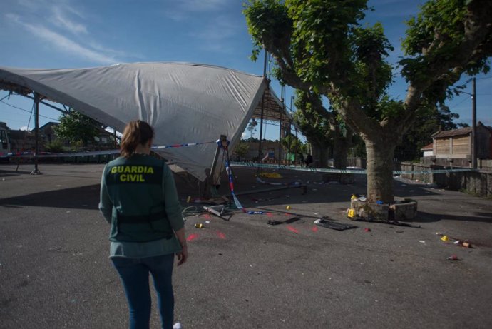 Un guardia civil en el recinto de las fiestas de la parroquia de San Miguel de Deiro, a 8 de mayo de 2023, en Vilanova de Arousa, Pontevedra, Galicia (España). Dieciocho personas han resultado heridas, entre ellas al menos dos menores (uno de ellos en e