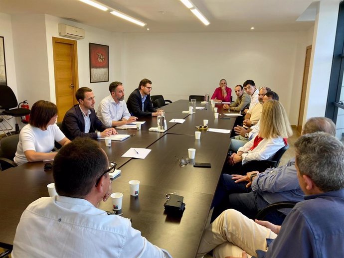 Reunión de miembros del PP con la Federación Hotelera de Alcúdia.