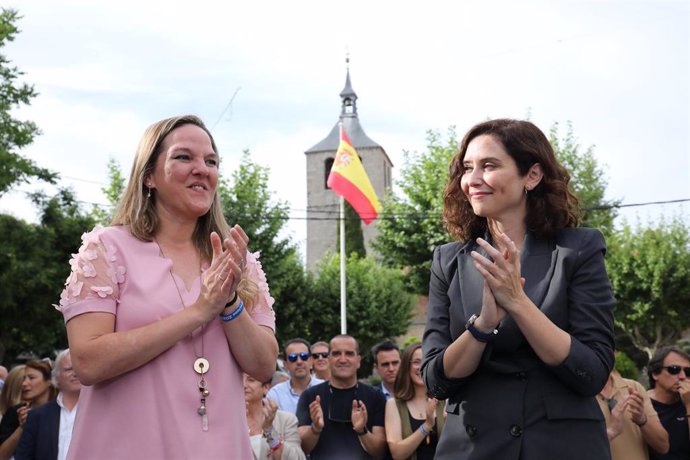 La presidenta de la Comunidad de Madrid y candidata del PP a la reelección el próximo 28M, Isabel Díaz Ayuso, junto con la candidata del PP a la alcaldía de Galapagar, Carla Isabel Greciano Barrado