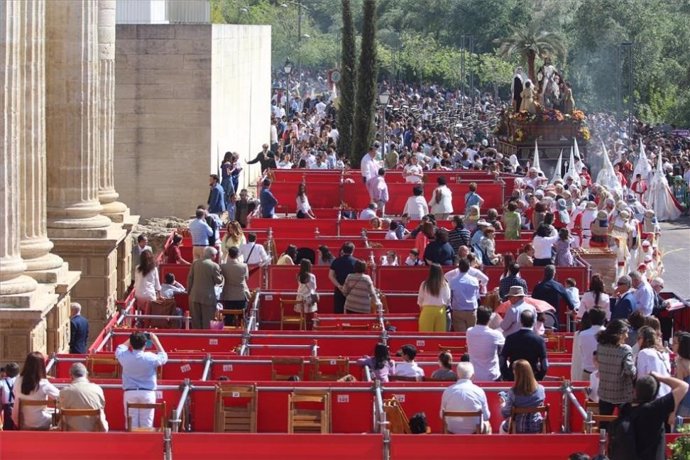 Archivo - Una procesión en la Carrera Oficial de la Semana Santa de Córdoba, en una imagen de archivo.