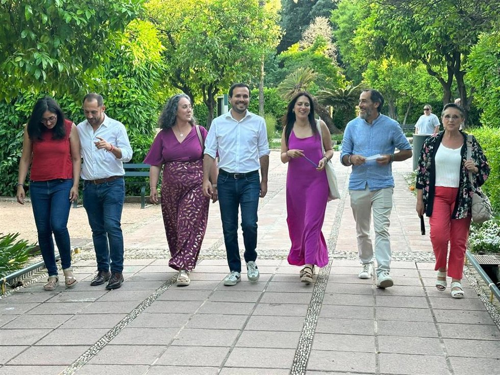 Garzón (centro), con dirigentes y candidatos de IU en Córdoba.