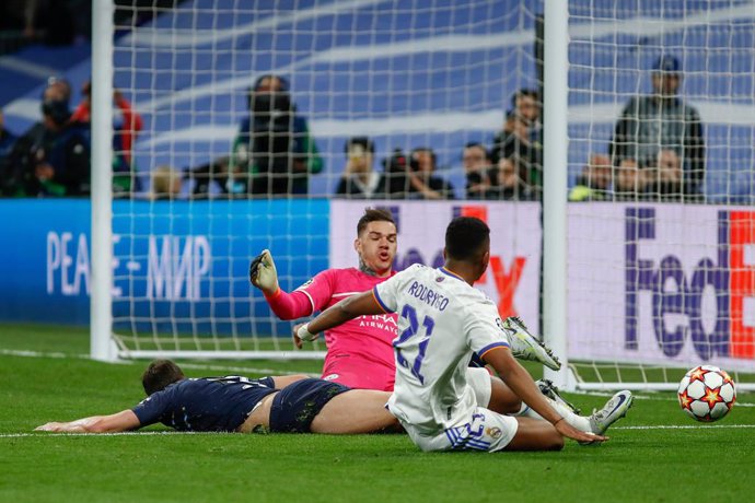 Archivo - Ruben Dias and Ederson Santana of Manchester City, and Rodrygo Silva De Goes of Real Madrid in action during the UEFA Champions League, Semi-final, football match played between Real Madrid and Manchester City at Santiago Bernabeu stadium on m