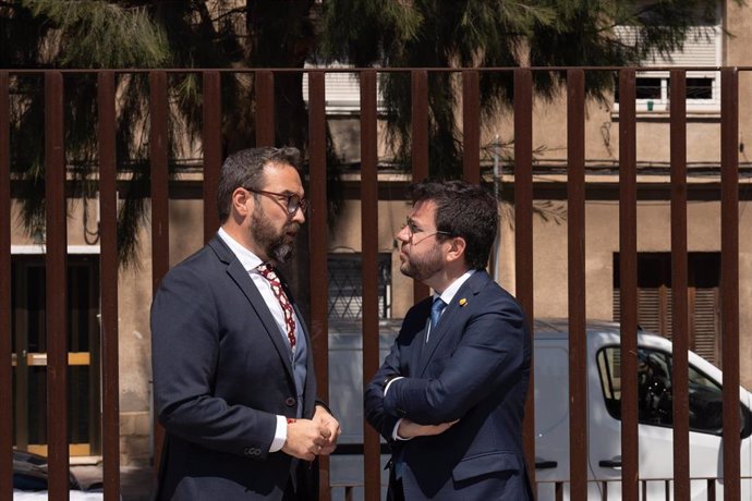 El conseller Juli Fernndez y el presidente Pere Aragons este lunes en la estación de Renfe de Gav