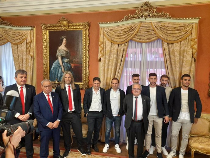 El equipo directivo el club rojillo, encabezado por su presidente Luis Sabalza, y los capitanes del equipo, David García y Unai García, en el Ayuntamiento de Pamplona