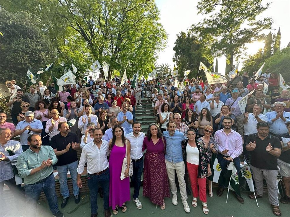 Garzón (centro), con dirigentes y candidatos de IU a las alcaldías de municipios cordobeses en el acto de su presentación.