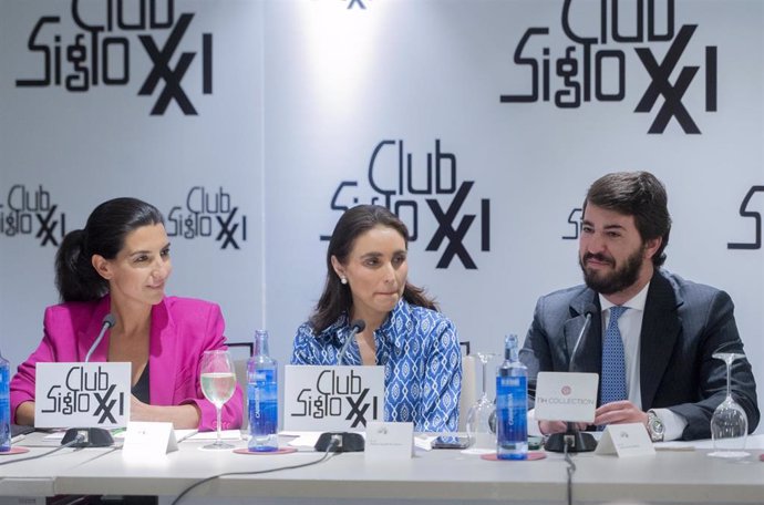 (I-D) La candidata de VOX a la Presidencia de la Comunidad de Madrid, Rocío Monasterio, la presidenta del Club siglo XXI, Paloma Segrelles, y el vicepresidente de la Junta de Castilla y León, Juan García-Gallardo, durante un coloquio del Club Siglo XXI 