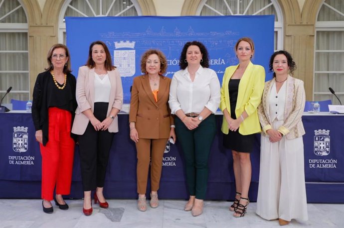 Foto de grupo de la mesa de la III edición del Programa de Mentoring 'Liderando en Femenino'