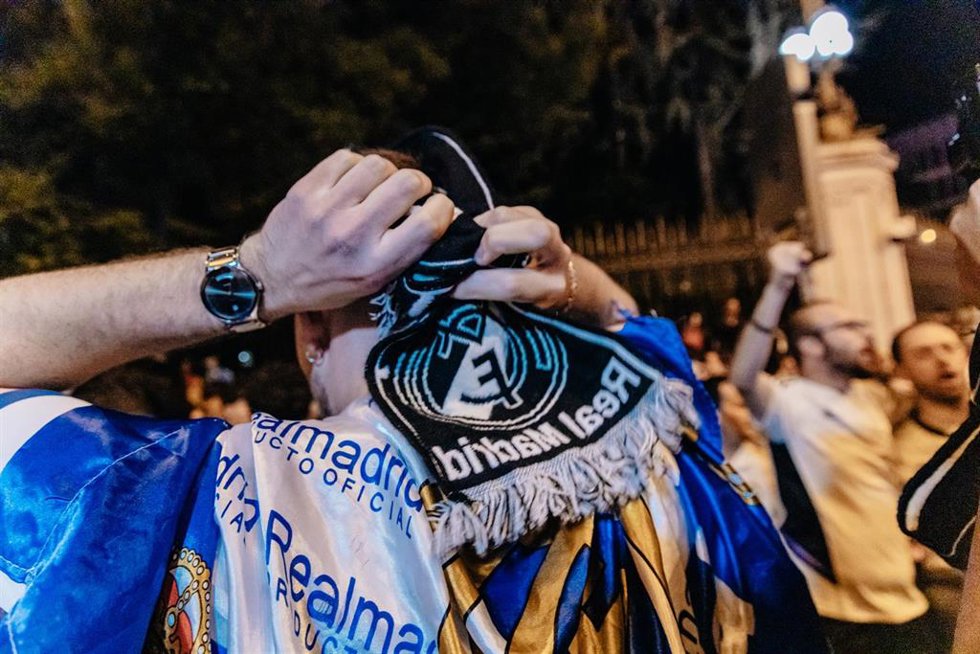 Un aficionado del Real Madrid se ajusta la bufanda