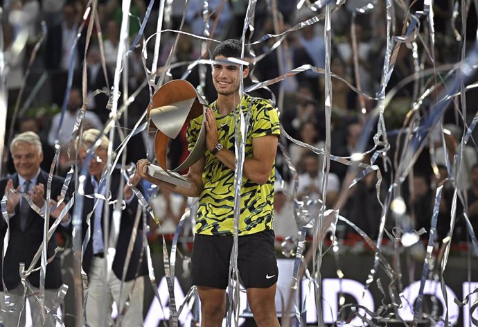 Carlos Alcaraz recoge el trofeo en la final del Mutua Madrid Open tras vencer contra Jan-Lennard Struff en la Caja Mágica, a 7 de mayo de 2023, en Madrid (España)