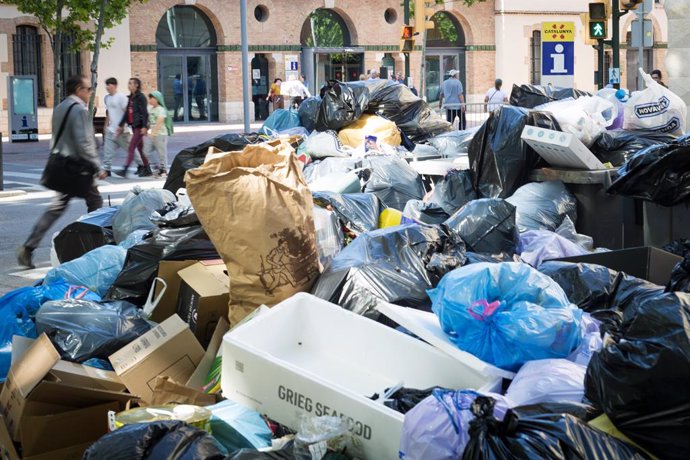 Un munt d'escombraries, a 3 de maig de 2023, a Figueres, Girona, Catalunya (Espanya). Coincidint amb la festa major, la ciutat de Figueres s'enfronta a una alerta per insalubritat per la vaga indefinida dels serveis de recollida d'escombraries que mengen