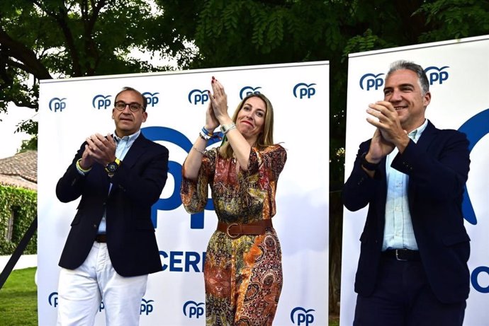El candidato del PP a la Alcaldía de Cáceres, Rafael Mateos; la candidata a la Junta de Extremadura, María Guardiola, y el coordinador general del PP, Elías Bendodo, en un acto en la capital cacereña
