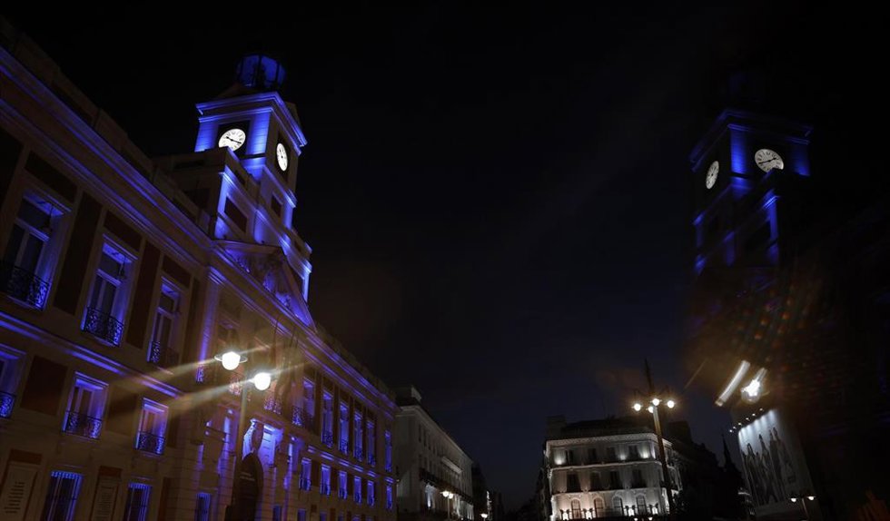 Archivo - La fachada de la Real Casa de Correos iluminada en azul