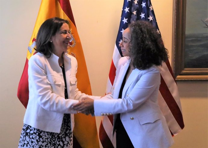La embajadora de EEUU, Julissa Reynoso, saluda a la ministra de Defensa Margarita Robles.