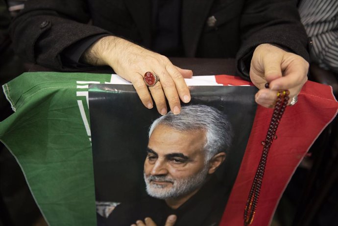 Archivo - Póster del fallecido comandante de la Guardia Revolucionaria iraní, Qasem Soleimani, muerto en un ataque estadounidense en Bagdad en 2020