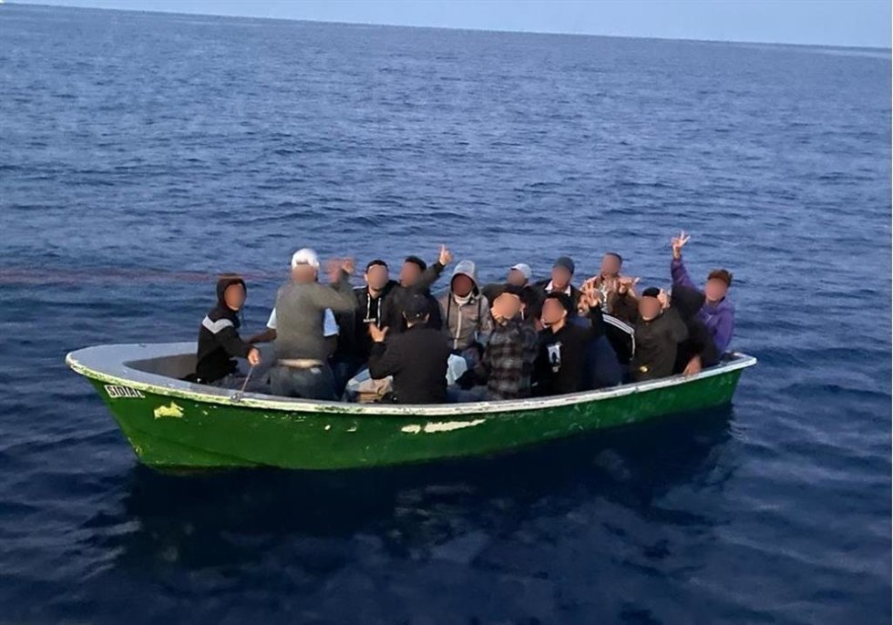 Patera rescatada a 34 millas al sureste de Málaga.