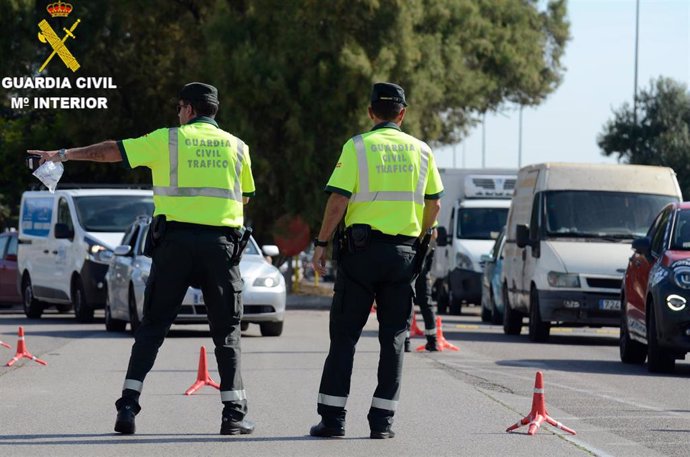 Archivo - Imagen de un control de tráfico de la Guardia Civil