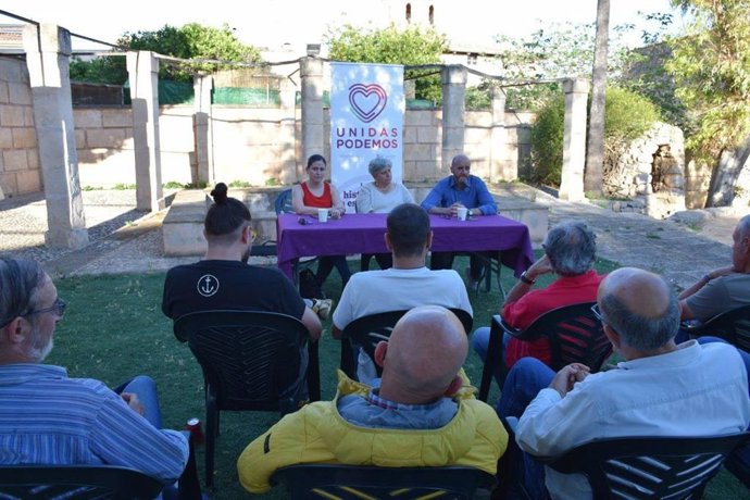 Archivo - Los candidatos de Unidas Podemos Ribot, Plomer y Fernández en un momento del acto con el sector primario en Calvi