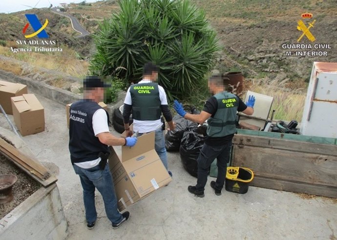 Agentes de la Guardia Civil en una operación de desmantelamiento de una finca de hachís en Tenerife