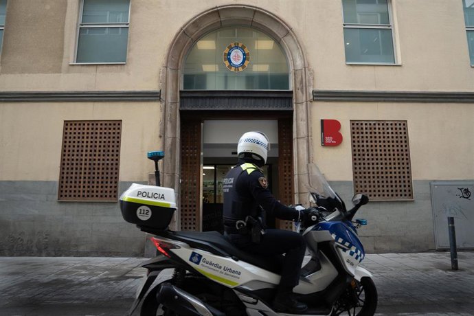 Archivo - Un agente de policía en la nueva comisaría de la Guardia Urbana en Ciutat Vella
