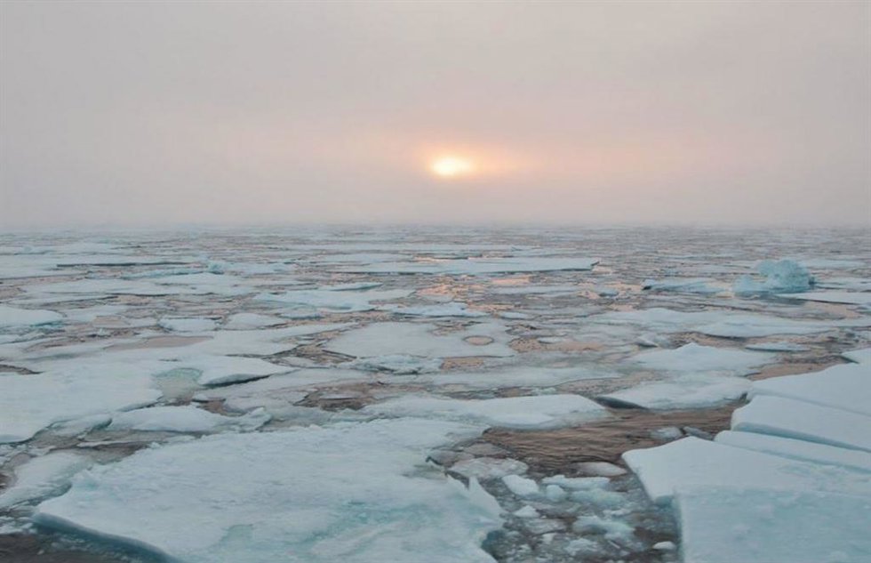 Amanecer en el horizonte de hielo en el Océano Ártico occidental