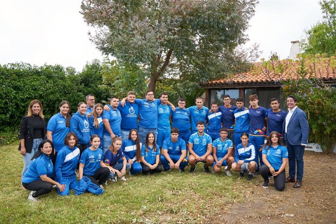 El presidente del Cabildo de Tenerife, Pedro Martín (d), junto a los usuarios de la Escuela Insular de Lucha Canaria de Tenerife