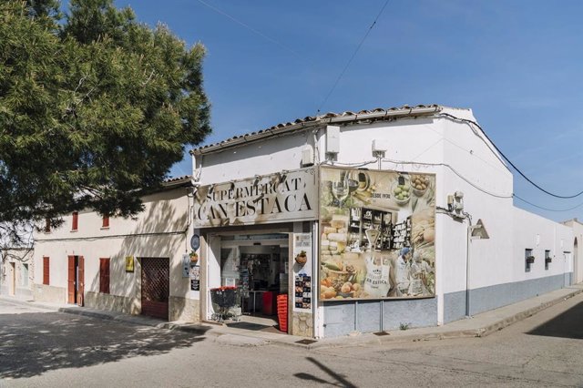 Fachada del supermercado Can Estaca de Artà, uno de los siete comercios de la localidad adheridos al proyecto 'Emblemáticos baleares'.