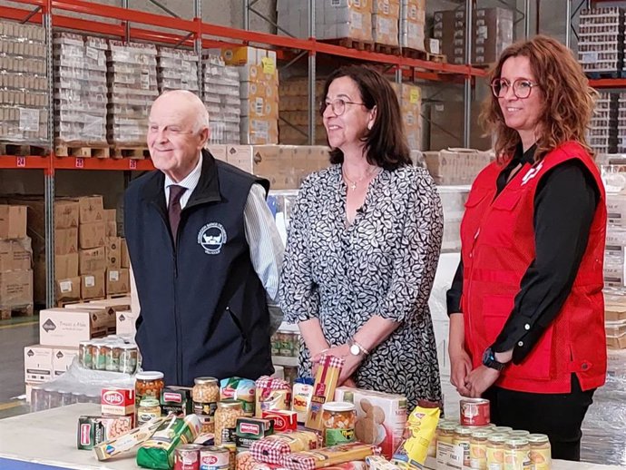 La subdelegada del Gobierno en Valladolid, Alicia Villar, flanqueada por el presidente del Banco de Alimentos, Jesús Mediavilla, y la coordinadora provincial de Cruz Roja, Laura Fraile.