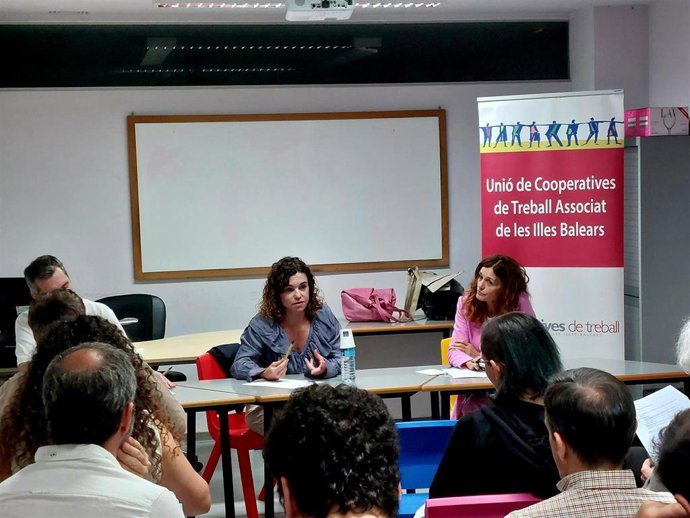 La consellera de Hacienda, Rosario Sánchez, se reúne con cooperativas de Baleares