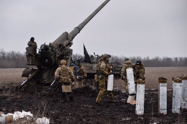Archivo - Las tropas ucranianas se preparan para disparar contra Bajmut