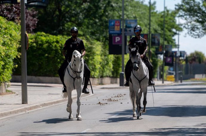 Archivo - Policías a caballo en el dispositivo puesto en marcha para la OTAN, en IFEMA Madrid, a 27 de junio de 2022, en Madrid (España).