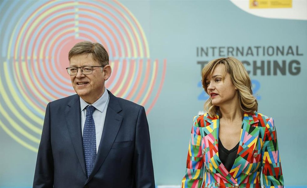 Archivo - El president de la Generalitat valenciana y secretario general del PSPV-PSOE, Ximo Puig, y la ministra de Educación y FP, Pilar Alegría, a 12 de mayo de 2022, en Valencia, Comunidad Valenciana (España). 