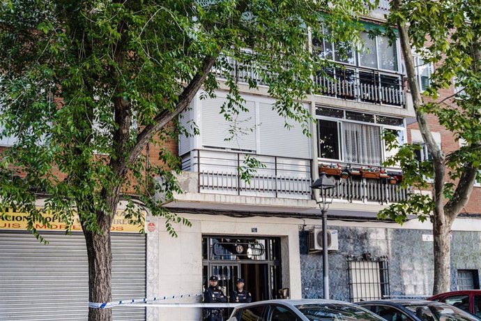 Dos agentes de Policía Nacional en el domicilio donde han apuñalado a una mujer, en la calle Centro de Móstoles, a 8 de mayo de 2023, en Móstoles, Madrid (España). 