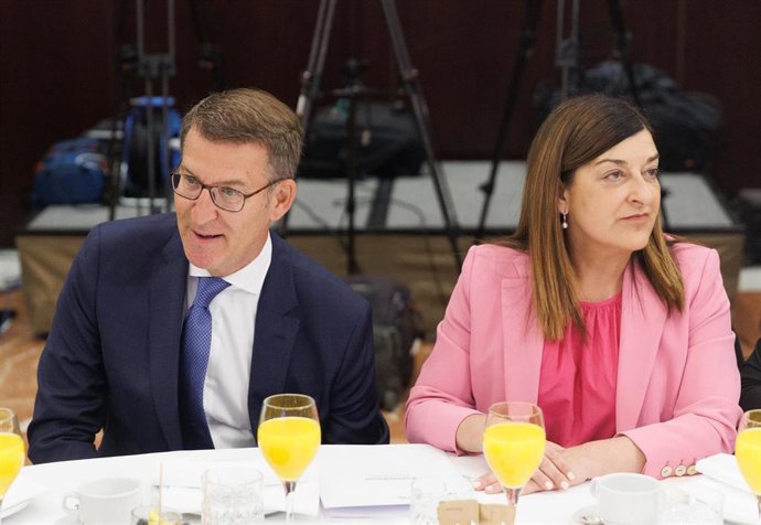 El presidente del PP, Alberto Núñez Feijóo y la candidata del Partido Popular a la Presidencia del Gobierno de Cantabria, M José Sáenz de Buruaga, durante un desayuno informativo de la Tribuna Fórum Europa, a 9 de mayo de 2023, en Madrid (España).