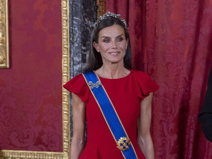 La ReinaLetizia a su llegada a la cena de gala organizada por los Reyes al presidente colombiano, Gustavo Petro, en el Palacio Real, a 3 de mayo de 2023, en Madrid (España).