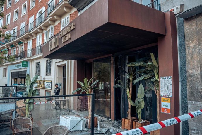 Restaurante 'Burro Canaglia Bar&Resto' precintado por un incendio, en la plaza de Manuel Becerra de Madrid. 