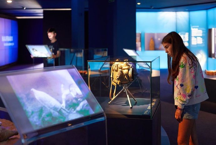 Una visitant en un museu de Catalunya