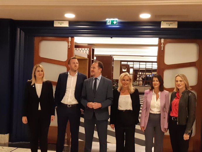 El presidente del PP vasco, Carlos Iturgaiz, junto a los candidatos a las alcaldías de las capitales vascas Ainhoa Domaica, Esther Martínez y Borja Corominas, la secretaria general, Laura Garrido, y la presidenta del PP de Bizkaia, Raquel González.