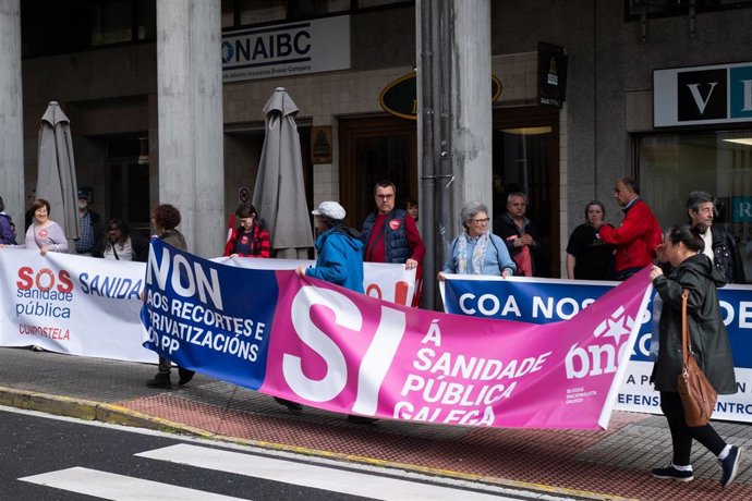 Varias personas con pancartas durante una concentración en apoyo a la Atención Primaria, convocada por la Plataforma SOS Sanidade Pública de Galicia, a 9 de mayo de 2023, en Santiago de Compostela, A Coruña, Galicia (España). El Parlamento de Galicia de