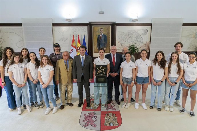 El presidente de la Junta, Alfonso Fernández Mañueco, recibe al equipo vallisoletano que se ha proclamado campeón de la Europa League femenina de Hockey