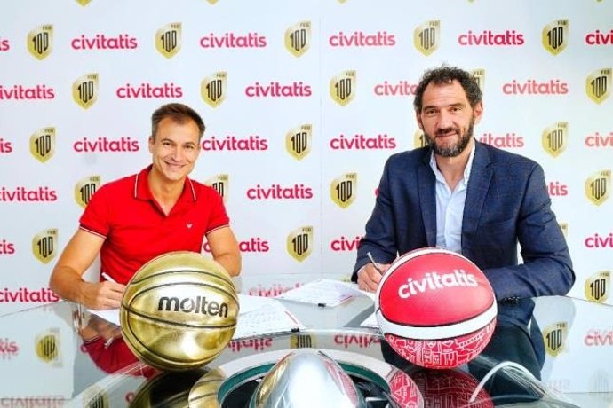 Alberto Gutiérrez, fundador de Civitatis, y Jorge Garbajosa, presidente de la Federación Española de Baloncesto