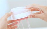 Foto: La esponja de ducha 'Palpa' permite a las mujeres examinarse la mama y reconocer un tumor con facilidad