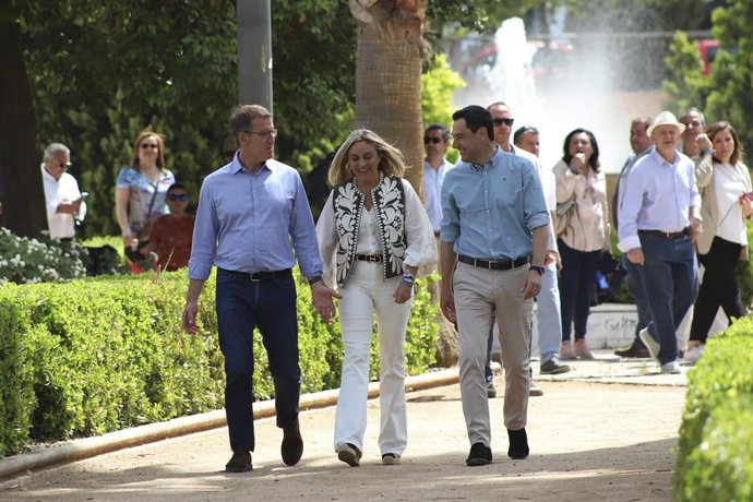 Carazo, flanqueada por Alberto Núñez Feijóo y Juanma Moreno, el pasado fin de semana en el Parque Federico García Lorca de Granada