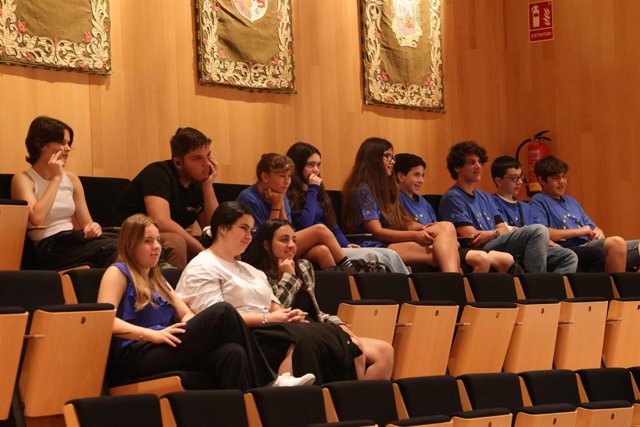 Los estudiantes del IES Benalmádena, que es escuela embajadora del Parlamento Europeo, han interpretado el himno europeo y han representado un debate parlamentario en el salón de plenos de la Diputación provincial de Málaga.