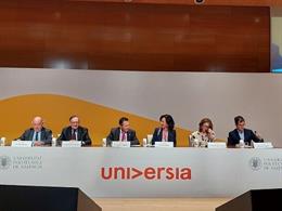 El presidente de la Conferencia de Rectores de las Universidades Españolas (CRUE), Juan Romo, y la presidenta del Banco Santander, Ana Botín
