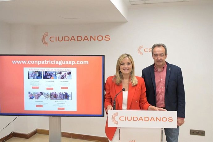 La portavoz nacional de CS y candidata a la presidencia del Govern, Patricia Guasp, junto al coordinador de campaña, Juanma Gómez, en rueda de prensa