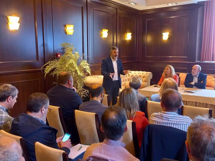 El consejero de Medio Rural y Cohesión Territorial, Alejandro Calvo, en la reunión de la asamblea general de Reader en Soto del Barco.